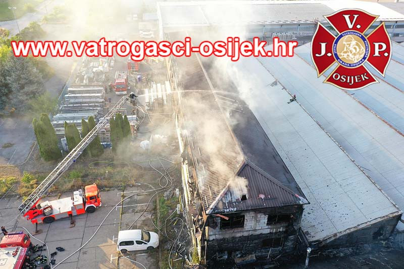Požar u poslovnoj zgradi u Osijeku, djelatnici bježali van! Brojni vatrogasci na terenu, srećom nema ozlijeđenih