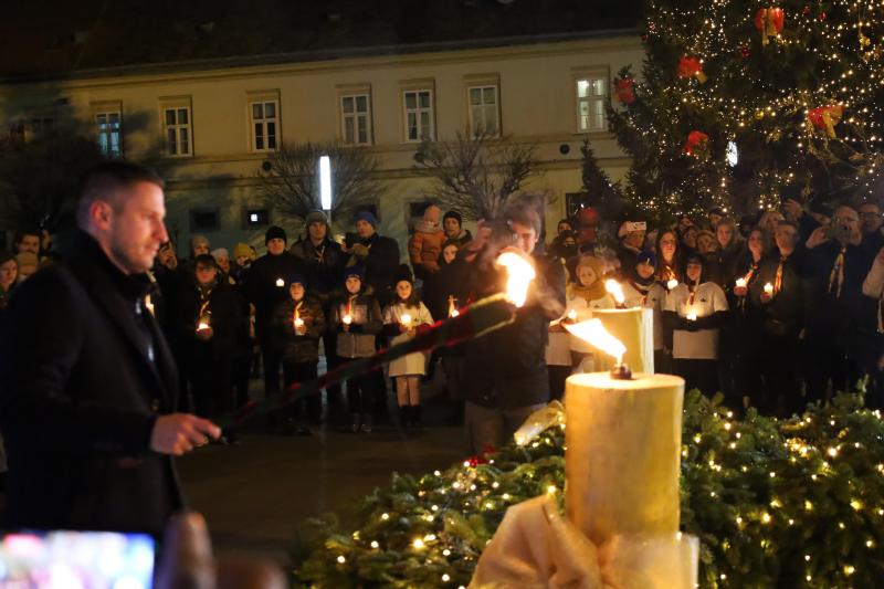 Adventska svijeća ljubavi u Osijeku upaljena Betlehemskim svjetlom mira