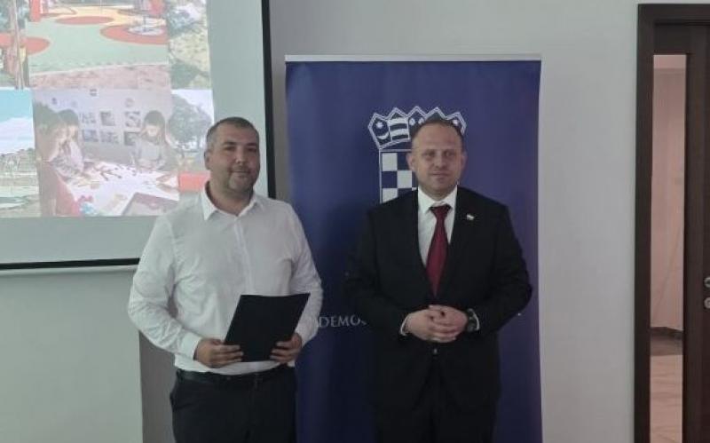 Gradu Našicama uručeni ugovori za nova ulaganja u dječje igralište i vrtić