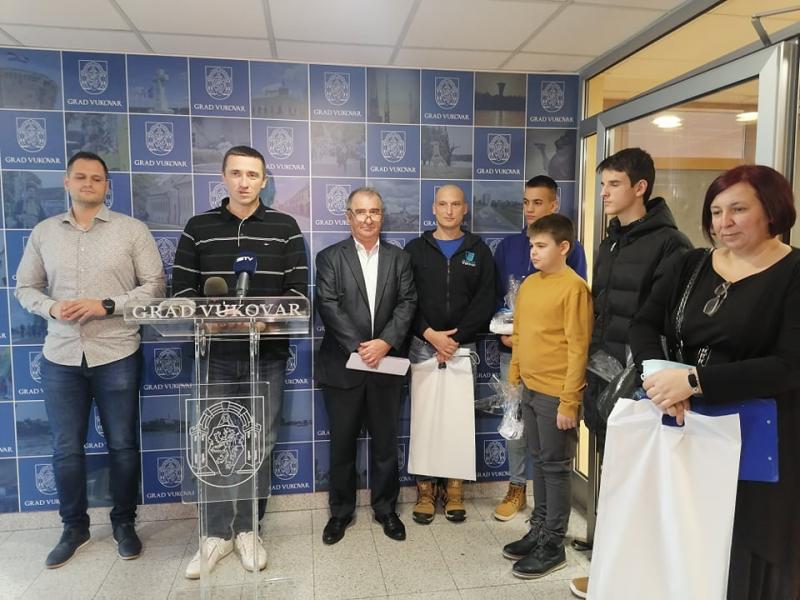 Mlade uspješne vukovarske sportaše primio gradonačelnik Penava